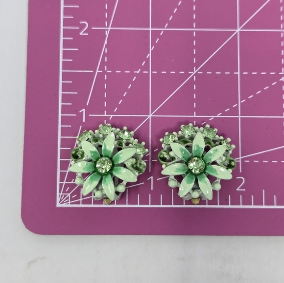 VINTAGE DEMI PARURE GREEN FLOWER & RHINESTONE BROOCH CLIP ON EARRINGS JEWELRY - Picture 10 of 12